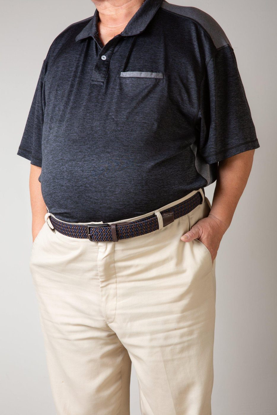 Hombre con polo y pantalones caqui que lleva un cinturón elástico trenzado QUALIBELT